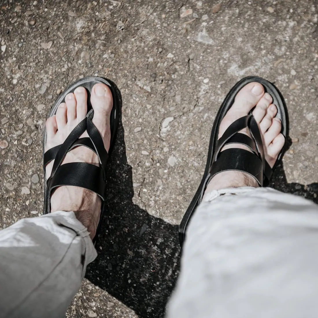 Harssidanzar Mens Leather Sandals,Summer Comfy Outdoor Adjustable Ankle Strap Flat Slip On Sandals For Men's KM218